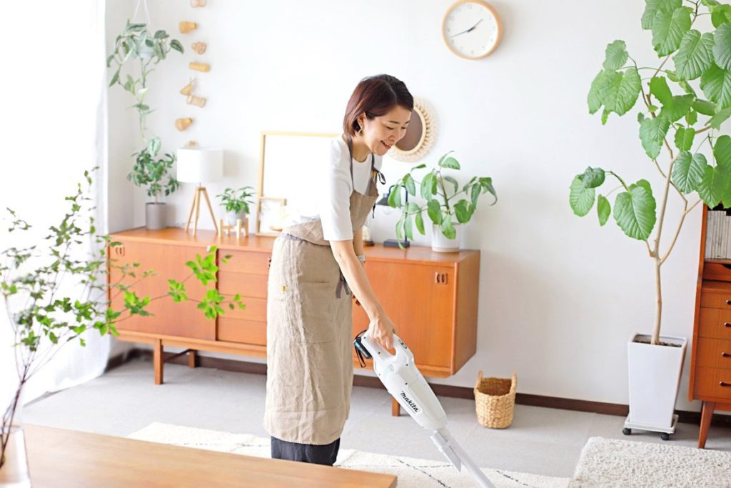 掃除機をかける画像