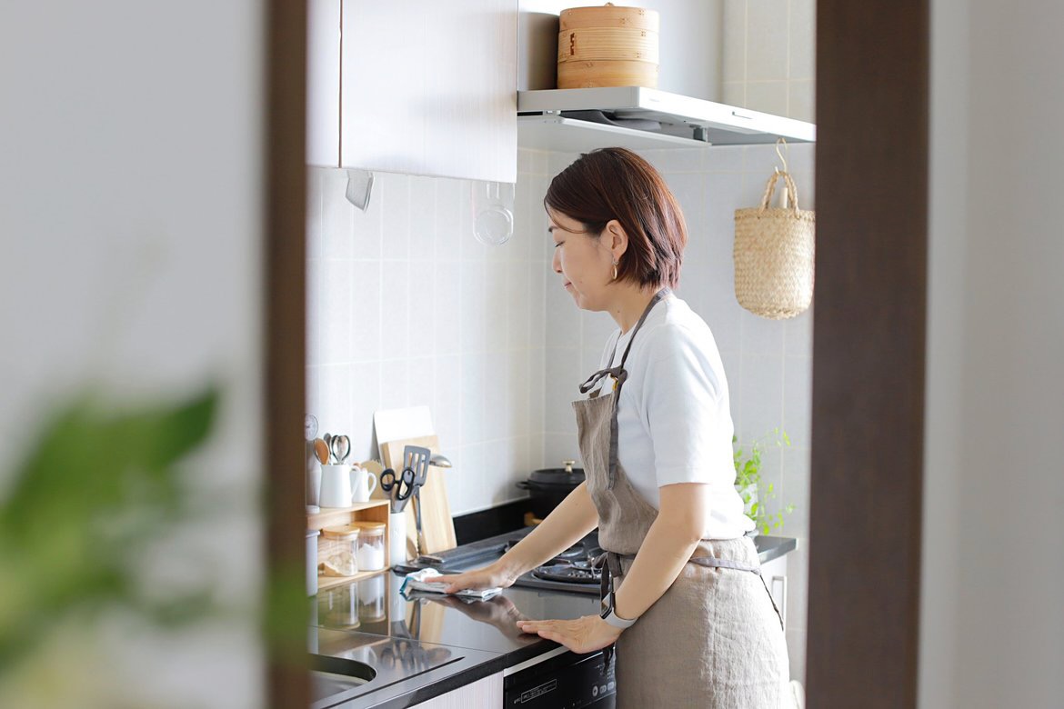 キッチンをお掃除している