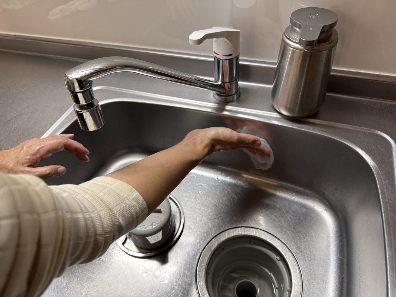 排水溝の掃除をする女性